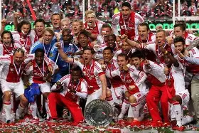 九游游戏旧版本-阿贾克斯内部会议纪要流出——今晚再遭质疑,亚冠使命明确,赛程密集仍需轮换的简单介绍